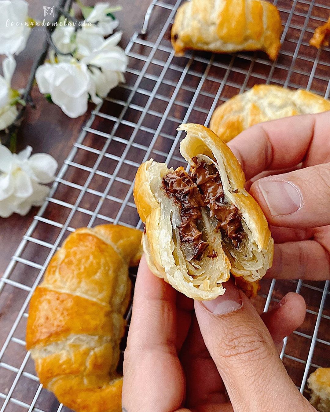 CRUASANES RELLENOS DE CREMA DE AVELLANAS Y CHOCOLATE