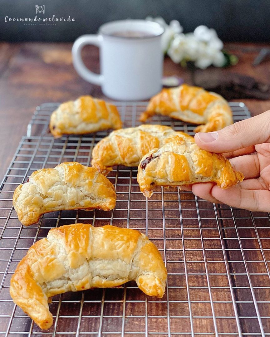 cruasanes rellenos de crema de avellanas y chocolate