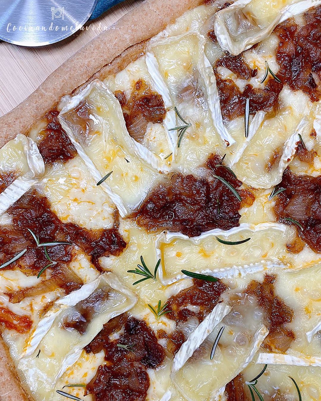 pizza con cebolla caramelizada y queso brie