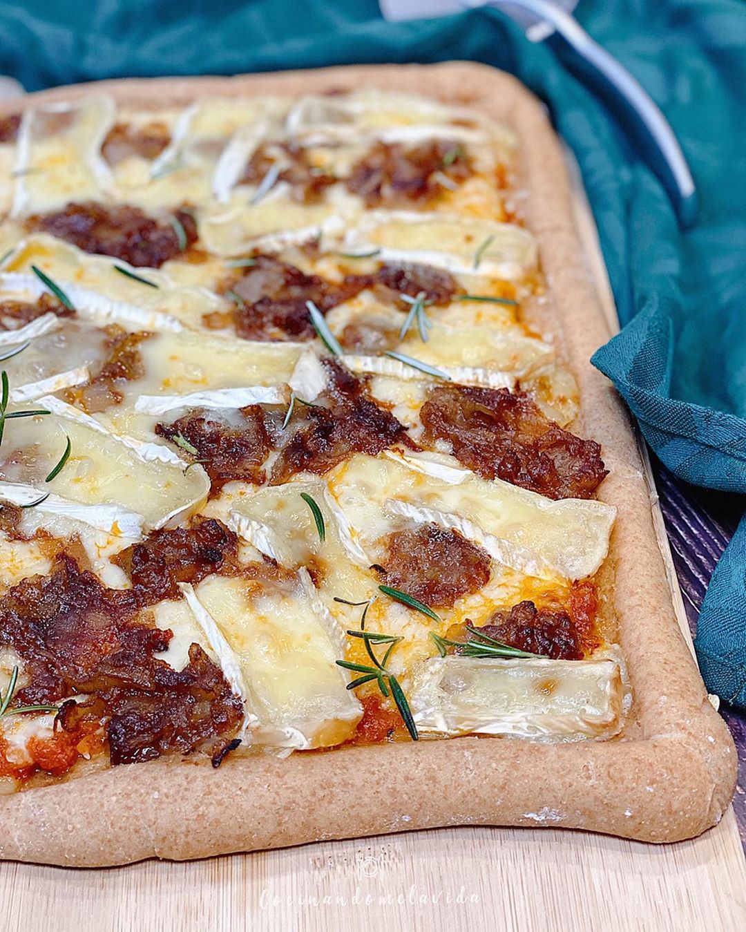 pizza con cebolla caramelizada y queso brie