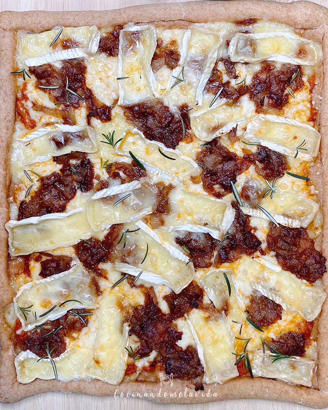 pizza con cebolla caramelizada y queso brie