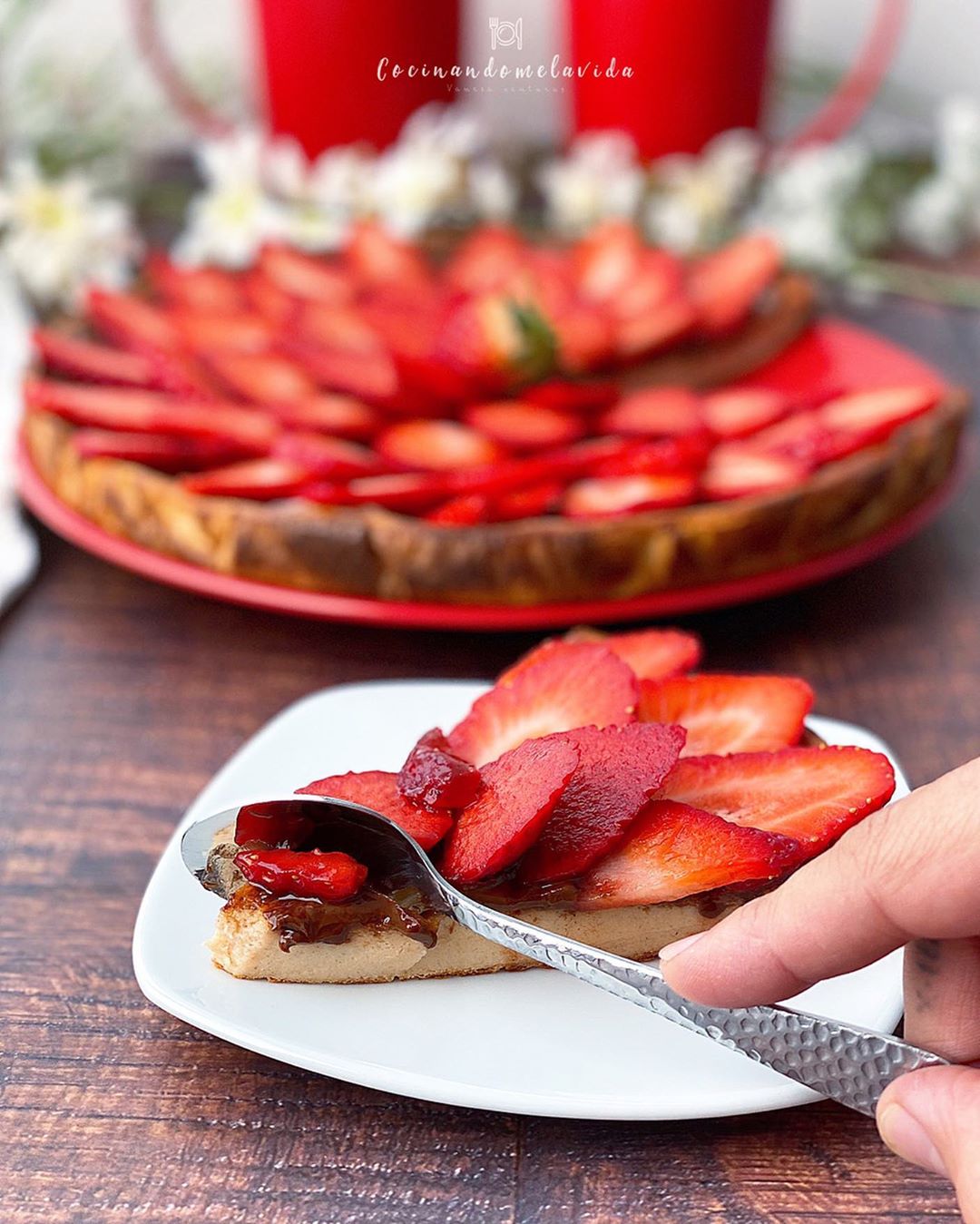 tarta de queso y fresas con chocolate