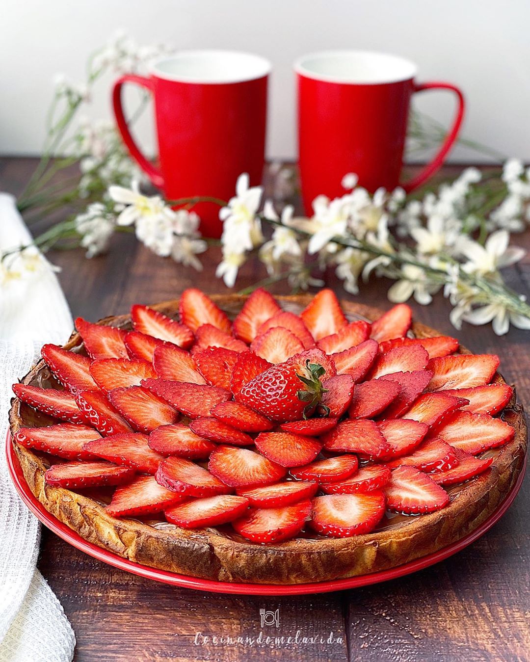 tarta de queso y fresas con chocolate