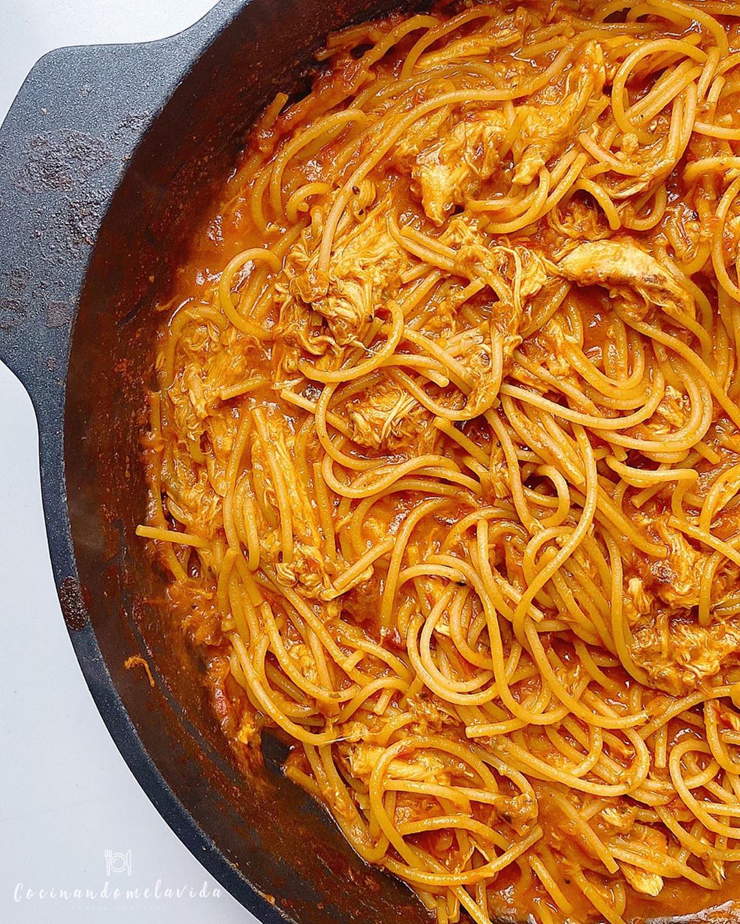 ESPAGUETIS CON CREMA DE TOMATE Y POLLO “A LA SARTÉN”