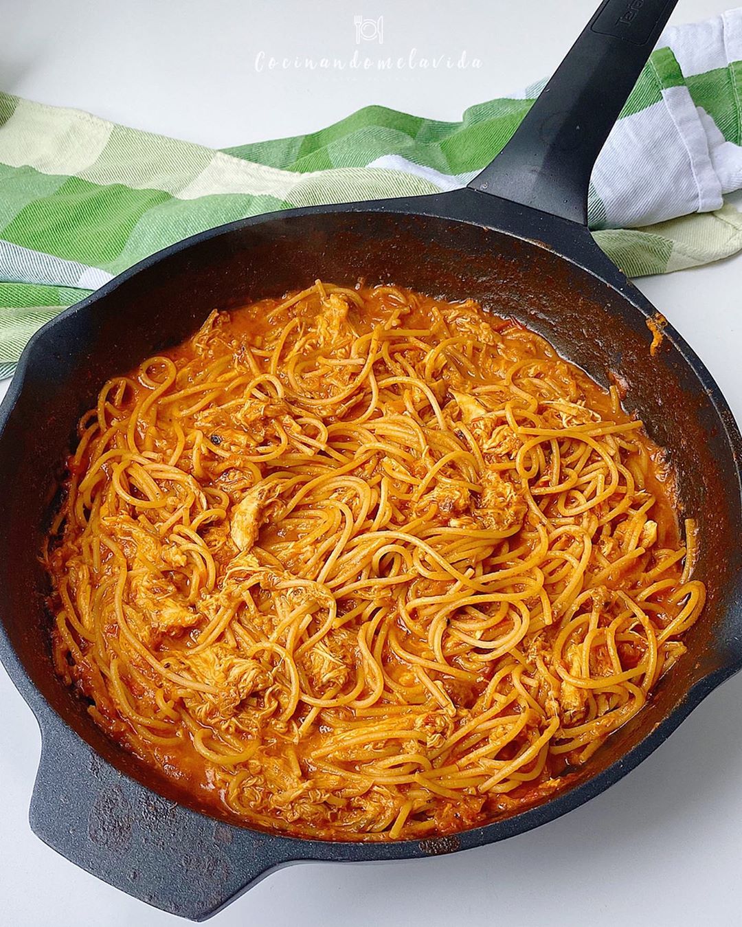 espaguetis con crema de tomate y pollo “a la sartén”
