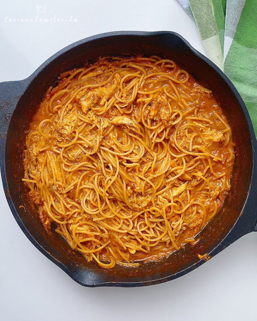 espaguetis con crema de tomate y pollo “a la sartén”