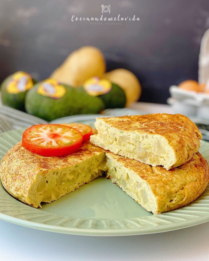 Tortilla de patatas con aguacate y huevo poché - Grupo Avícola Rujamar