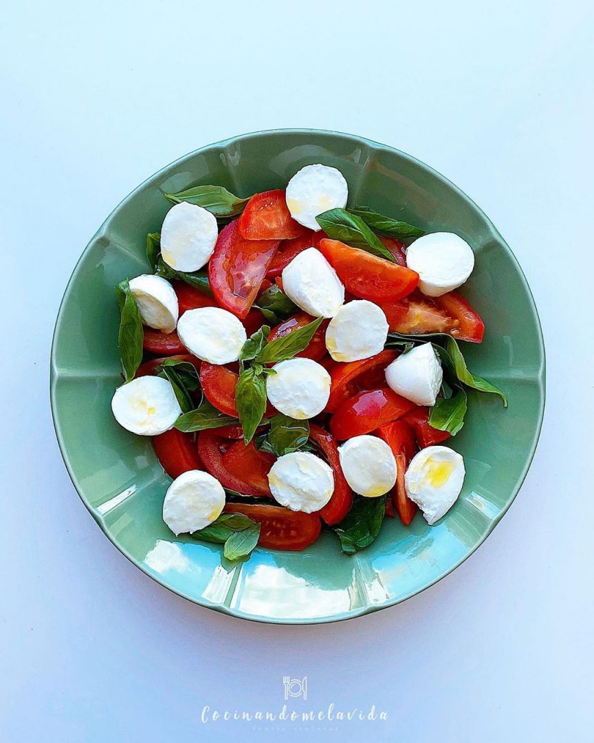 ensalada de tomate y albahaca