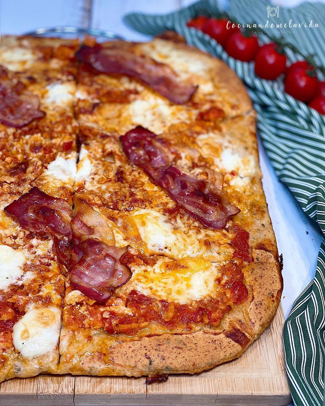 pizza de espelta con beicon y burrata