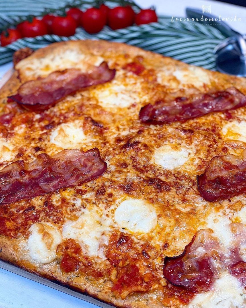 pizza de espelta con beicon y burrata