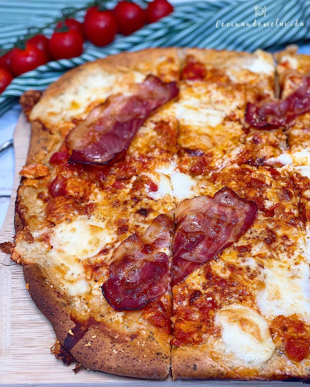 pizza de espelta con beicon y burrata