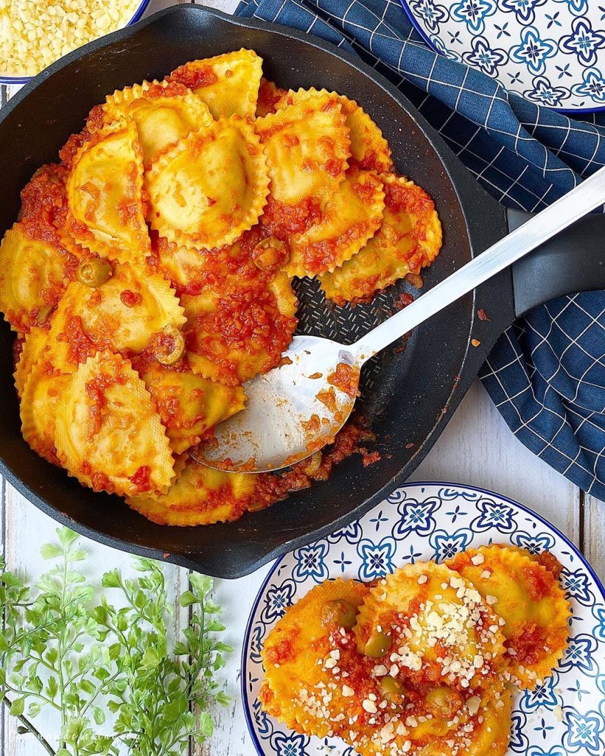 raviolis de setas y ricotta con salsa de tomate con aceitunas