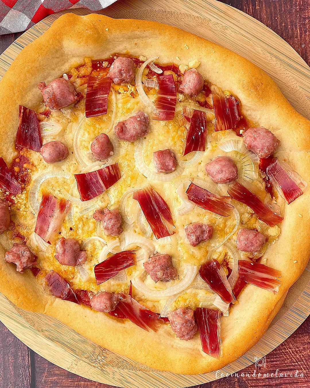 pizza de jamón ibérico y salchichas