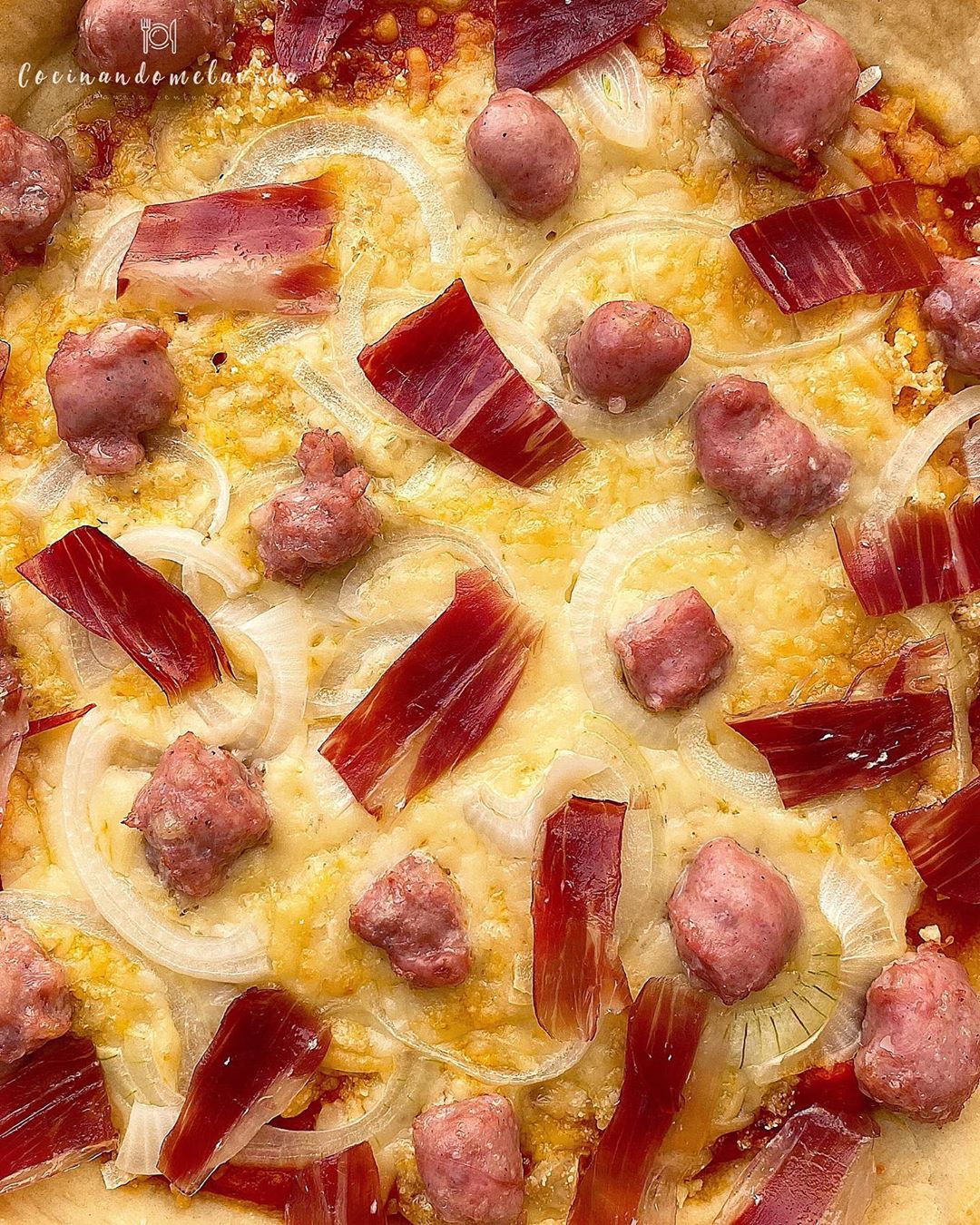 pizza de jamón ibérico y salchichas
