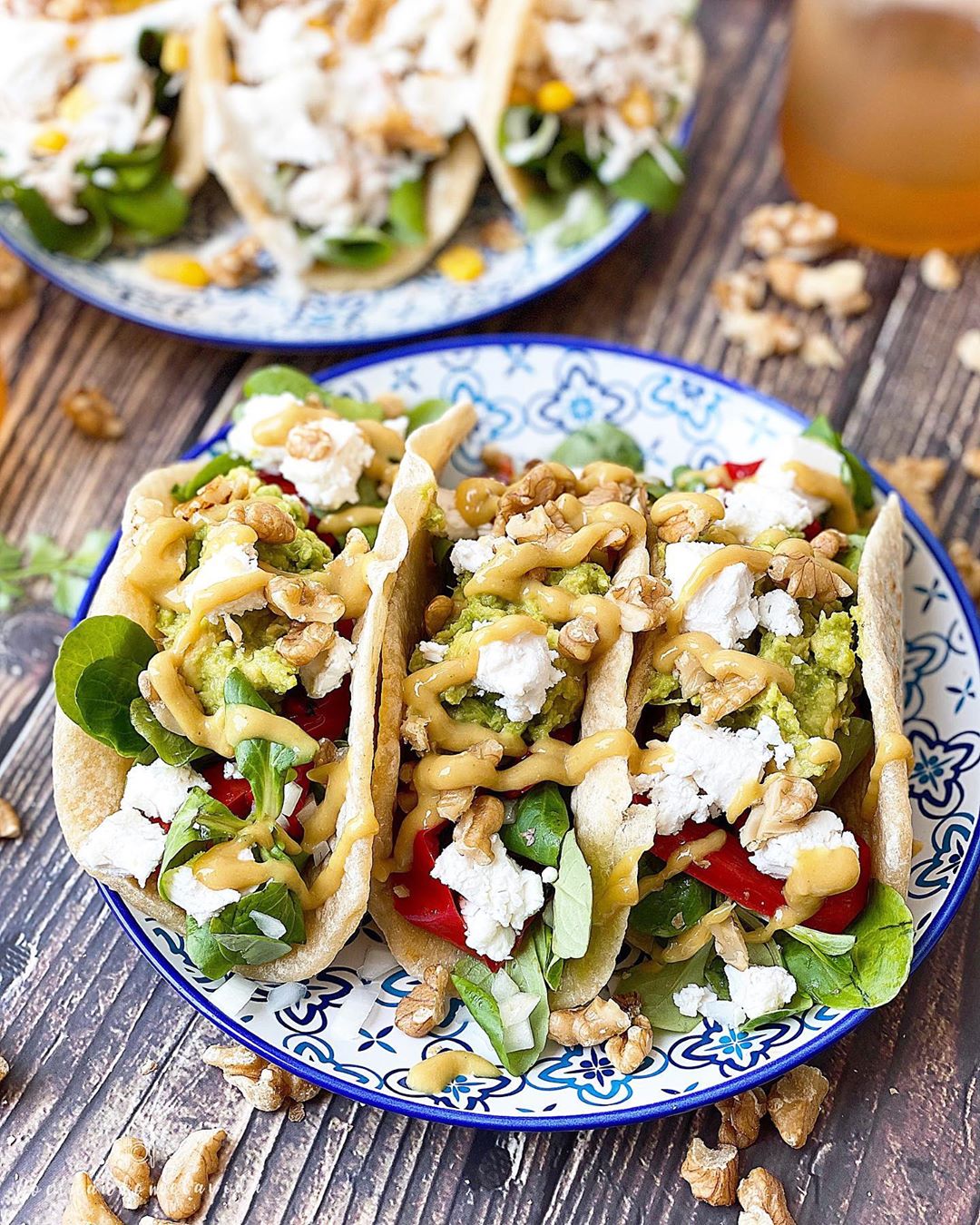 tacos vegetarianos con nueces y queso feta