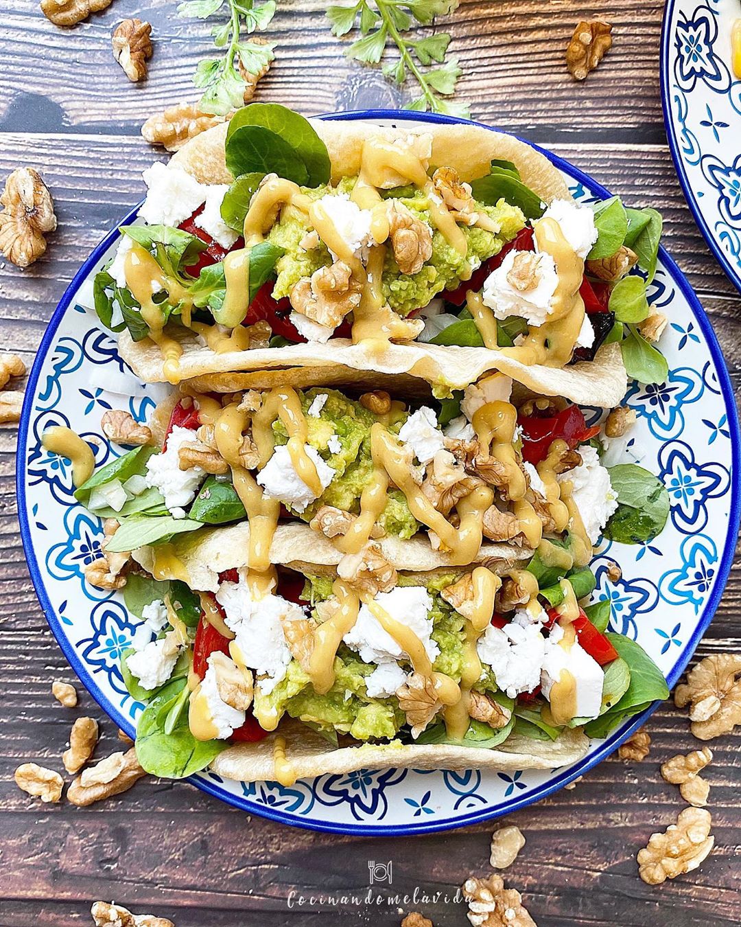 tacos vegetarianos con nueces y queso feta