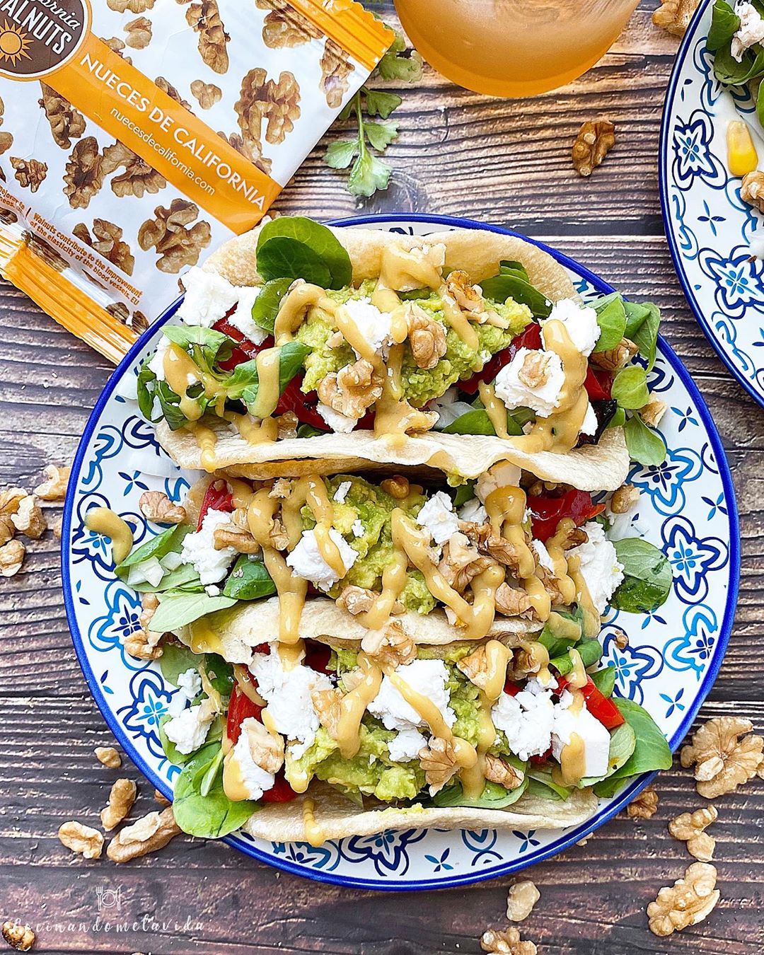 tacos vegetarianos con nueces y queso feta