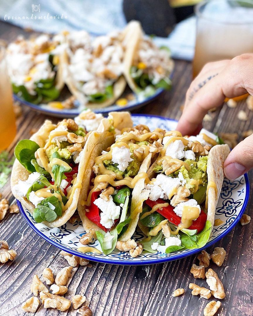 tacos vegetarianos con nueces y queso feta