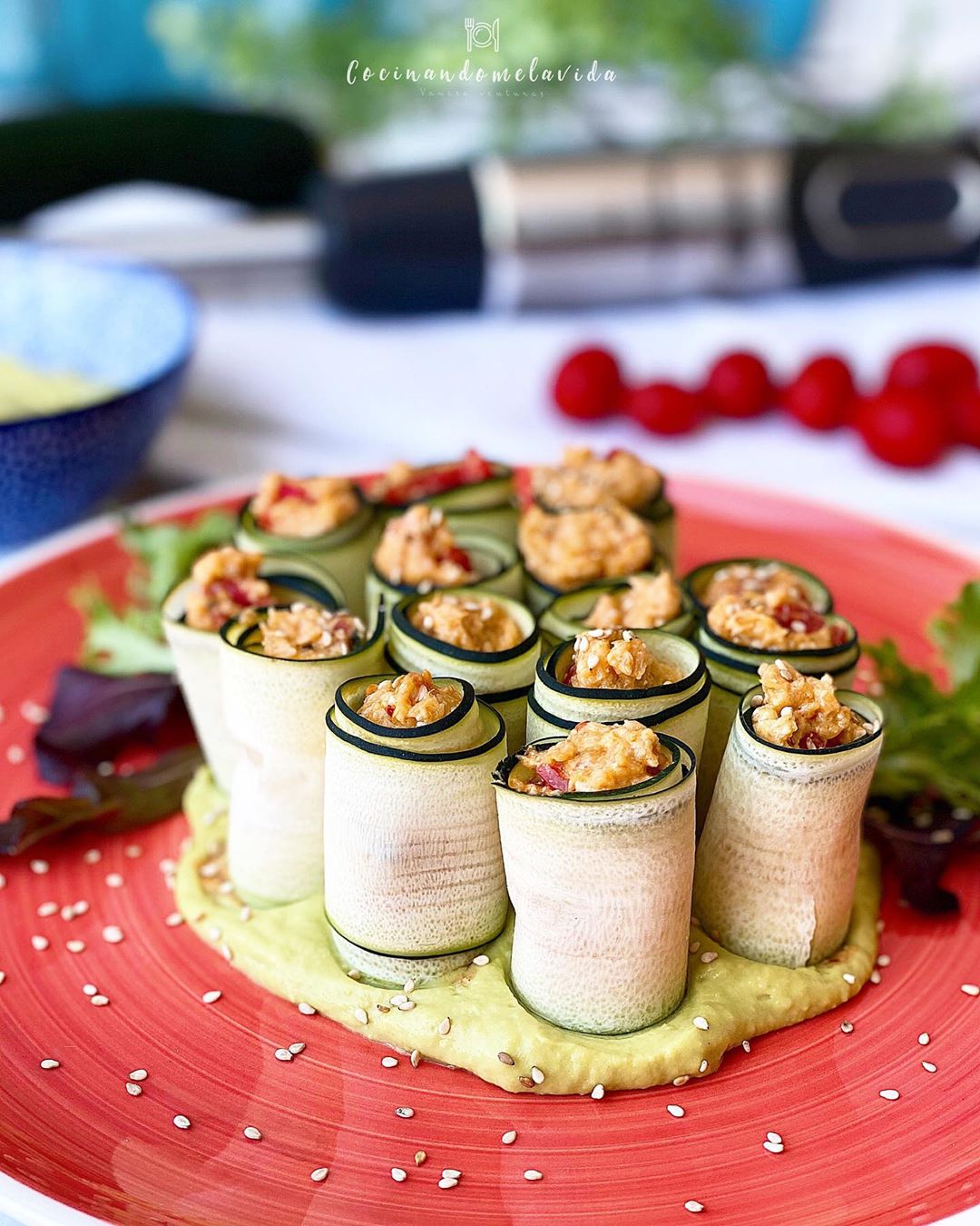 ROLLITOS DE CALABACÍN CON SALMÓN Y MAYONESA DE AGUACATE