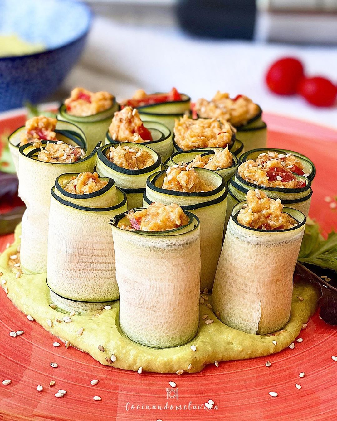 ROLLITOS DE CALABACÍN CON SALMÓN Y MAYONESA DE AGUACATE