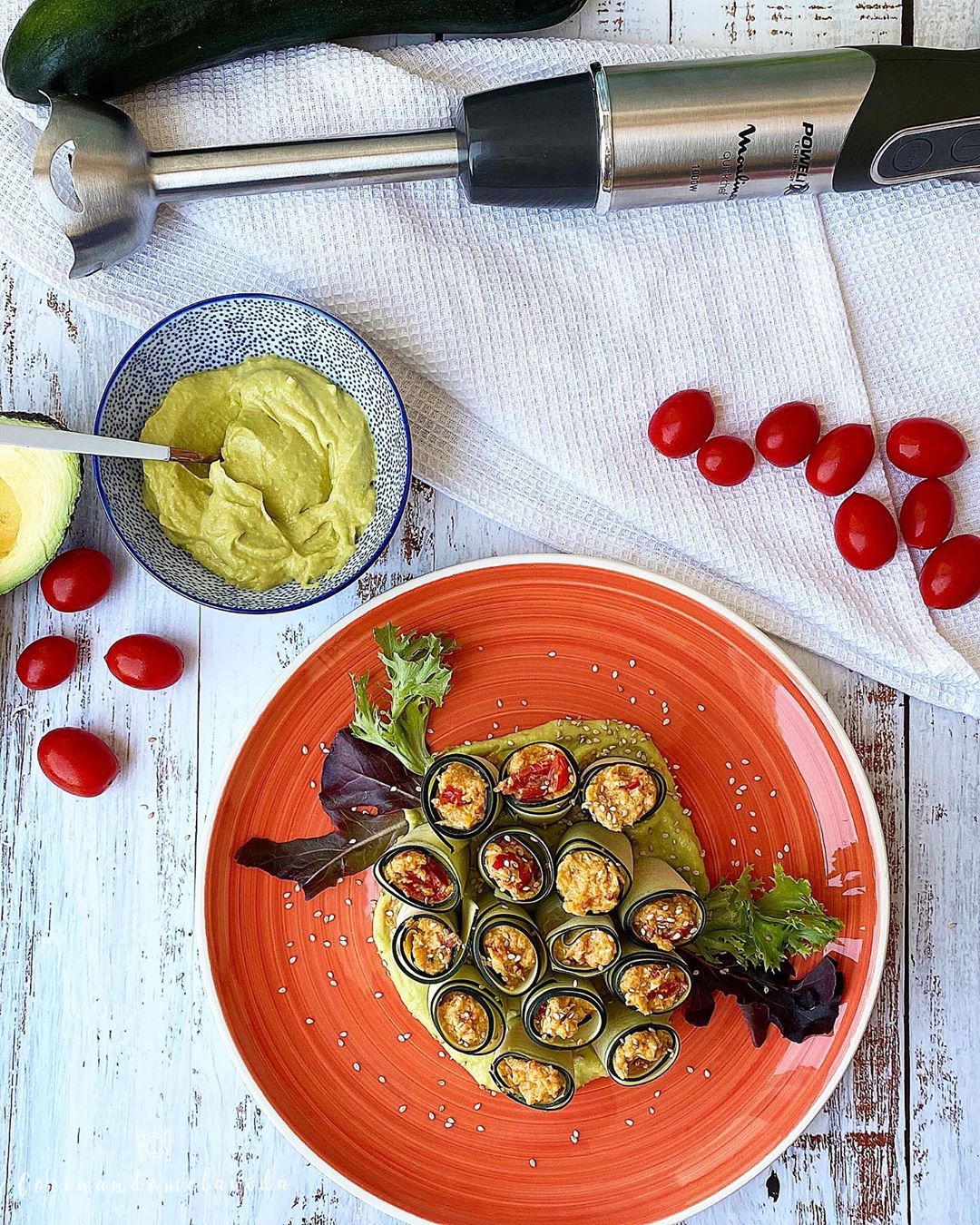 rollitos de calabacín con salmón y mayonesa de aguacate