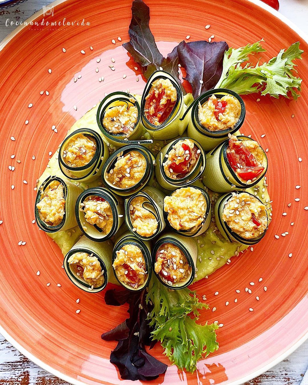 rollitos de calabacín con salmón y mayonesa de aguacate