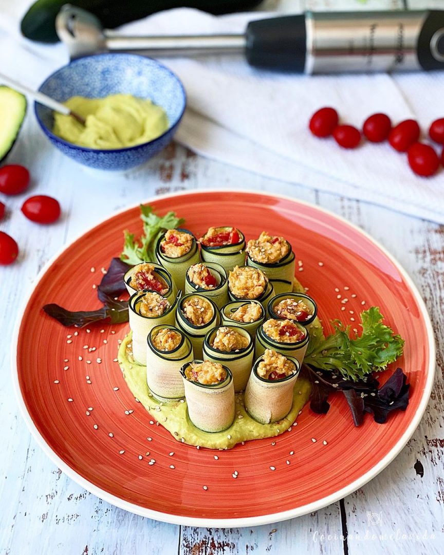 ROLLITOS DE CALABACÍN CON SALMÓN Y MAYONESA DE AGUACATE