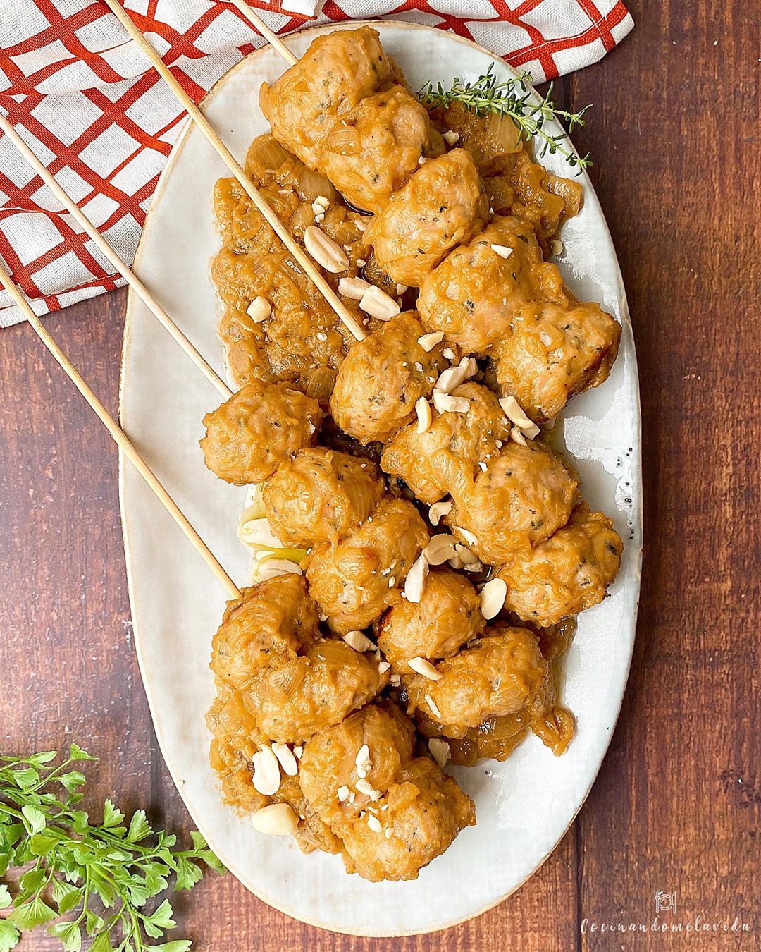 albóndigas de pollo con salsa de cacahuete