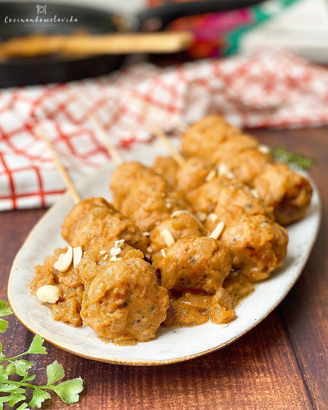 albóndigas de pollo con salsa de cacahuete