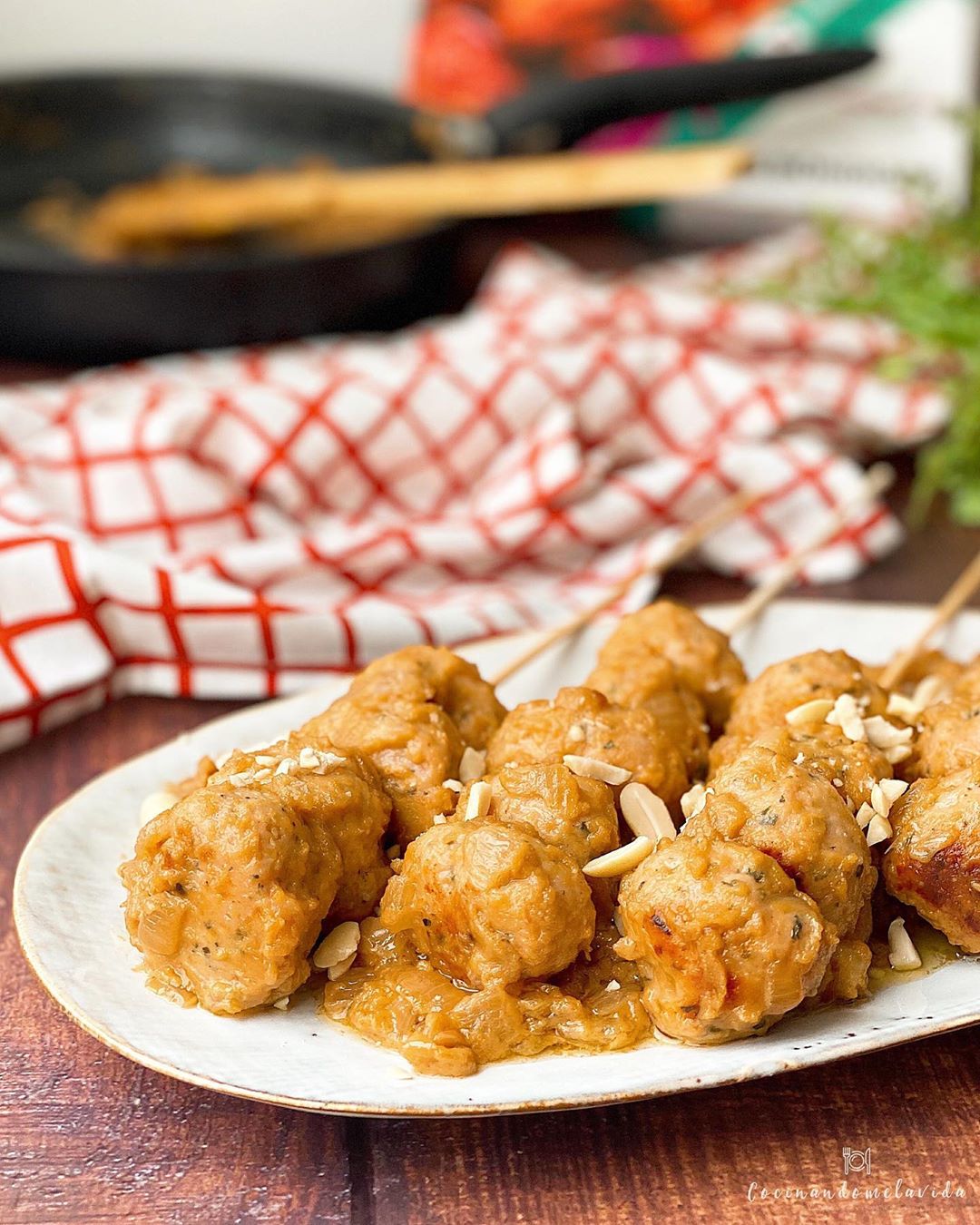 albóndigas de pollo con salsa de cacahuete