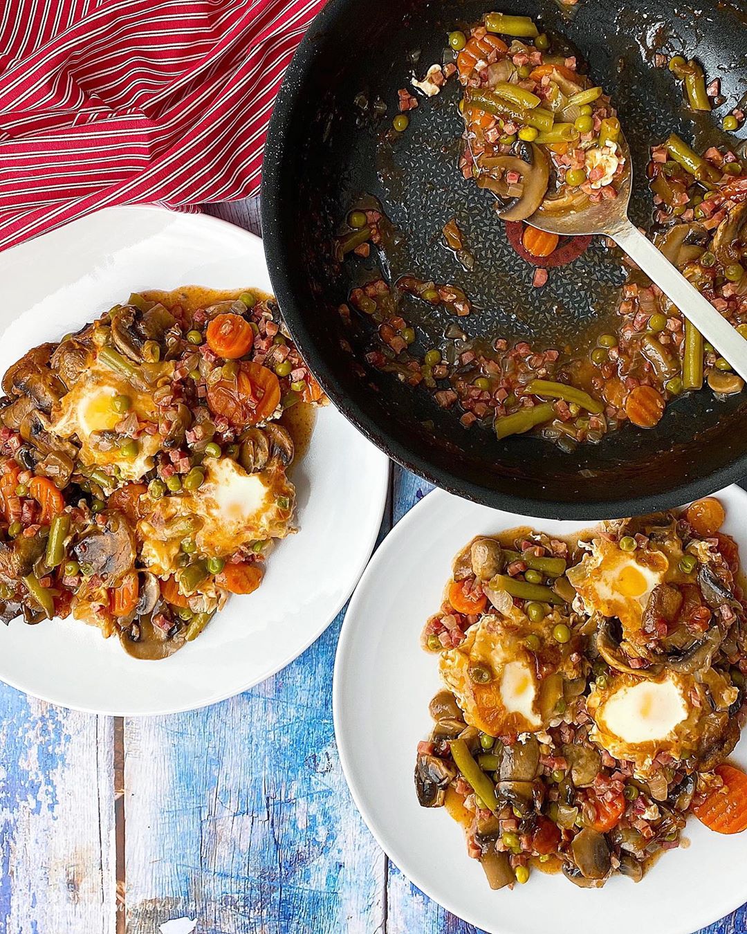 estofado de verduras con jamón y huevos