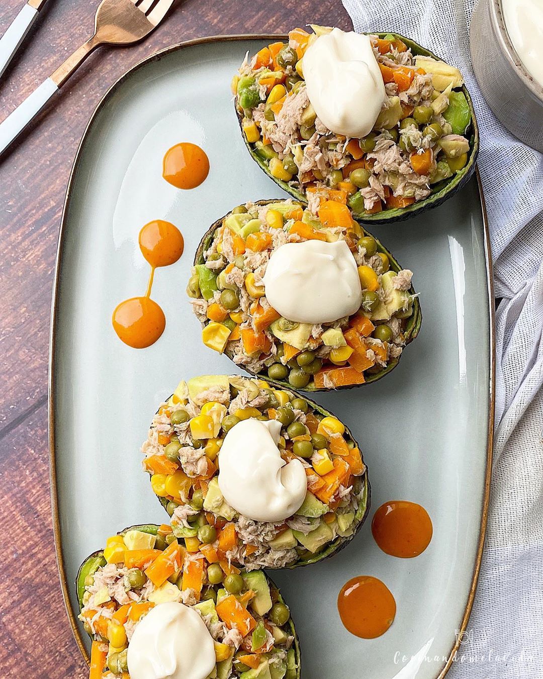 aguacates rellenos de atún, verduras y mayonesa sin huevo