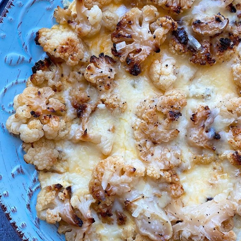 COLIFLOR ASADA CON HUEVOS Y QUESO