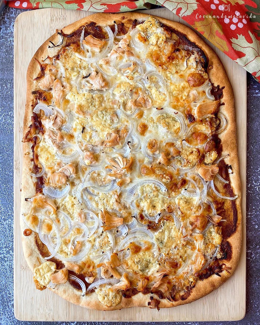 pizza blanca con dátiles, pollo y queso azul