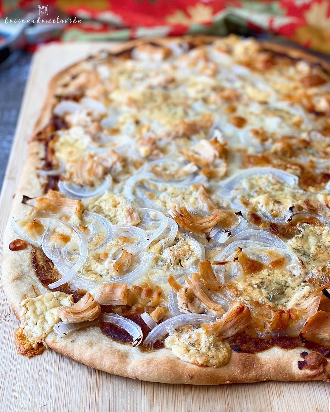 pizza blanca con dátiles, pollo y queso azul