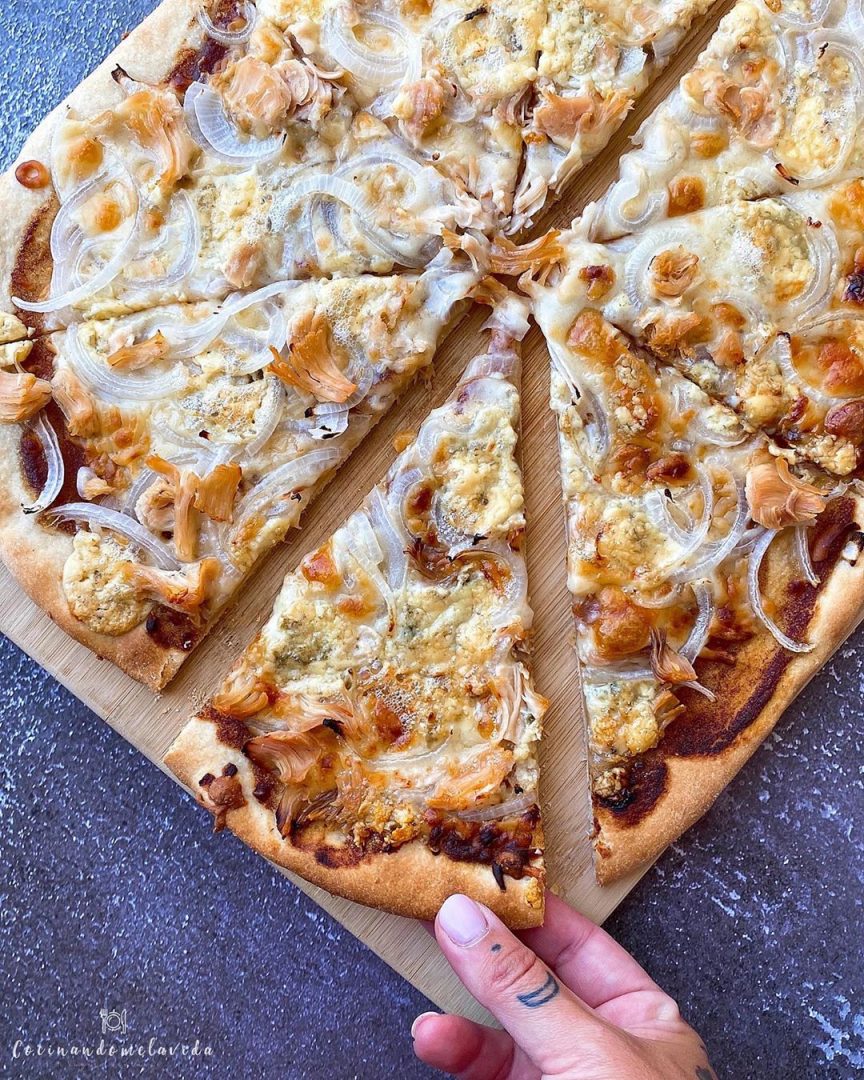 pizza blanca con dátiles, pollo y queso azul