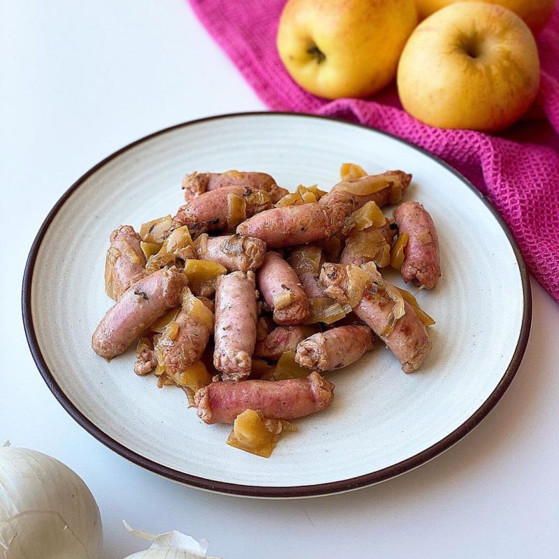 Puedes triturar las manzanas y las cebollas con un poquito de líquido y hacer una salsa fina. A nosotros nos gusta encontrar trocitos de manzana y cebolla