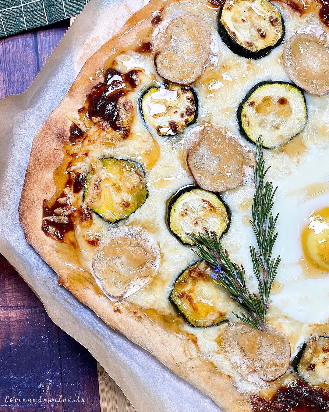 pizza blanca con calabacín y queso de cabra