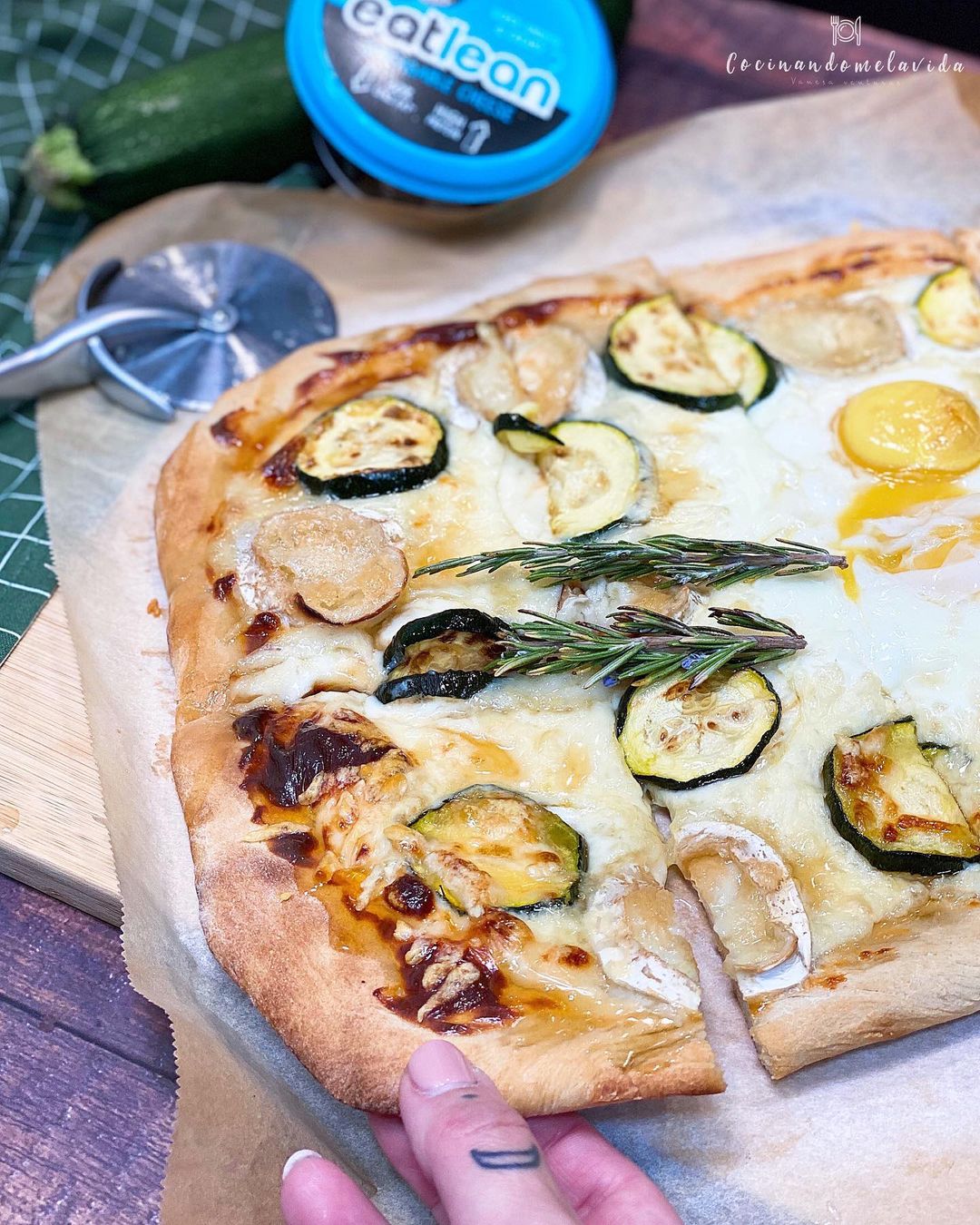 pizza blanca con calabacín y queso de cabra