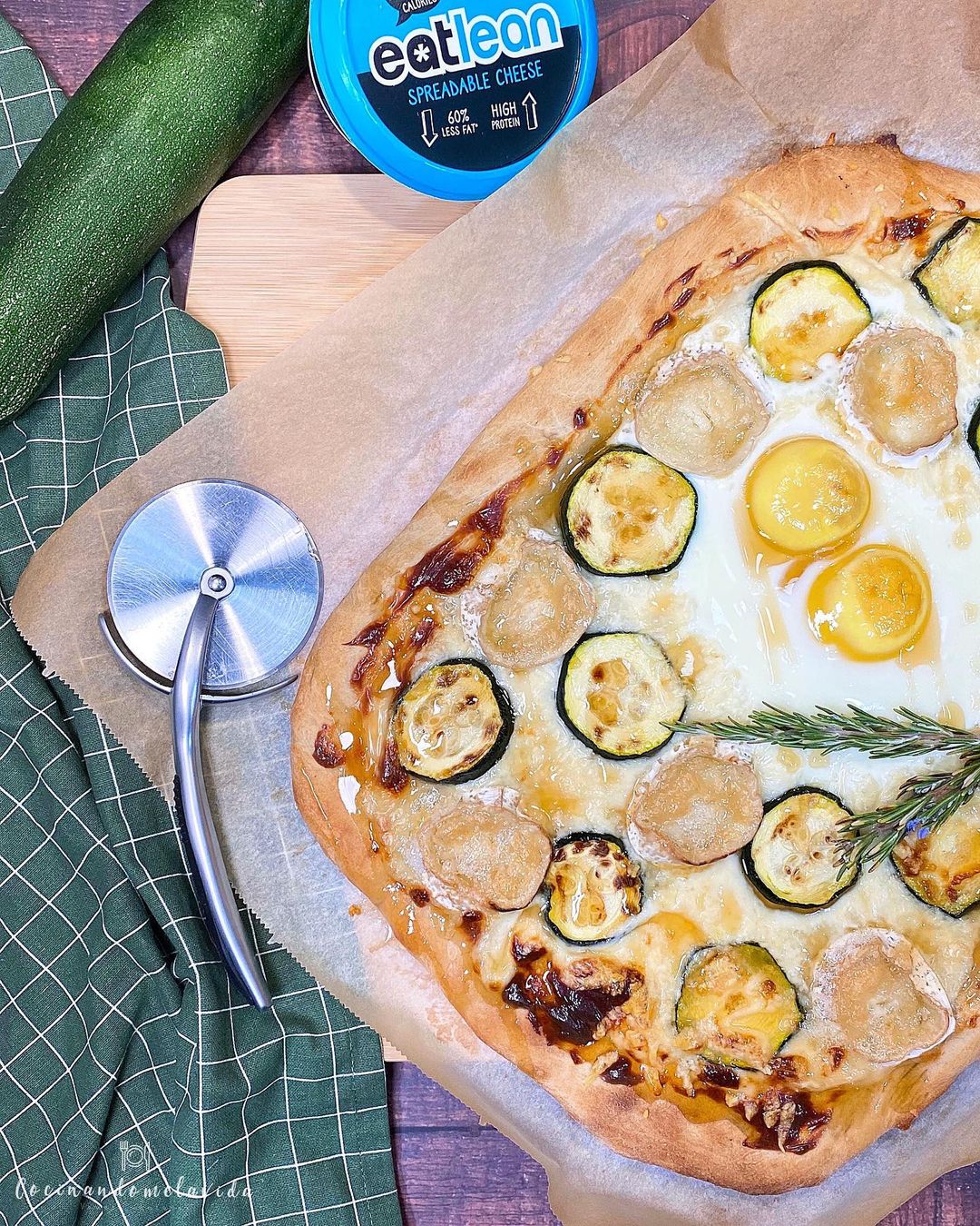 pizza blanca con calabacín y queso de cabra