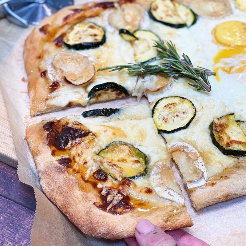 PIZZA BLANCA CON CALABACÍN Y QUESO DE CABRA