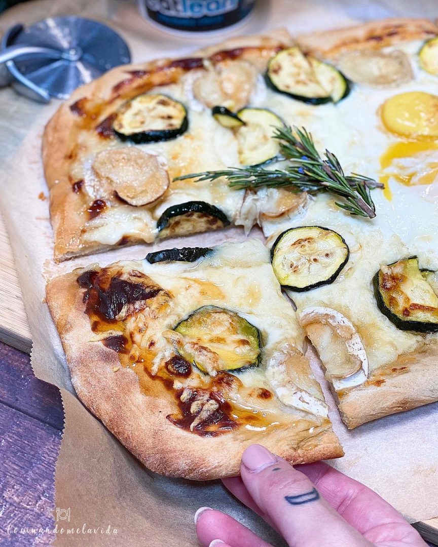 PIZZA BLANCA CON CALABACÍN Y QUESO DE CABRA