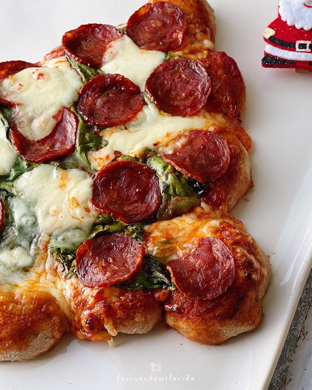 pizza navideña de espelta con espinacas y chorizo