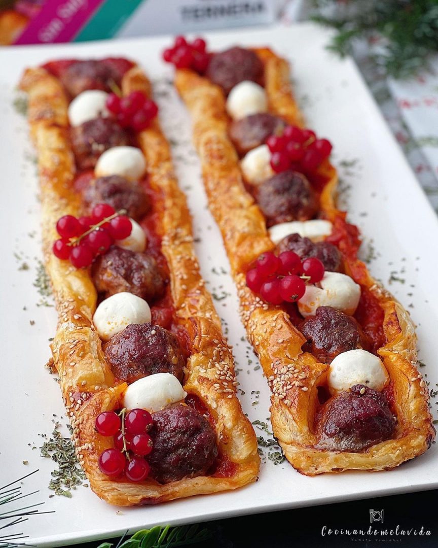 hojaldre con bolitas de ternera, salsa arrabiata y queso