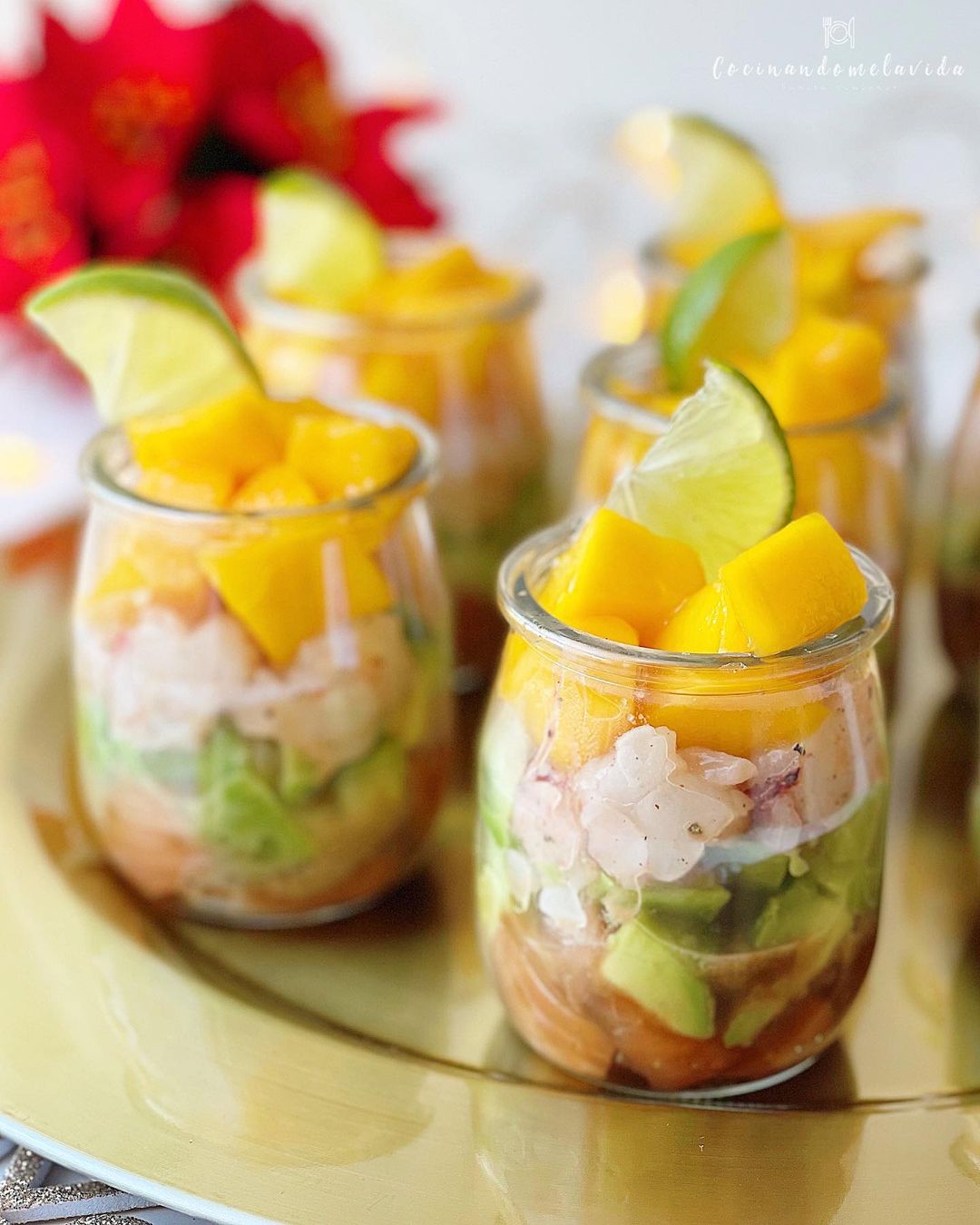 tartar de salmón y gambones en vaso