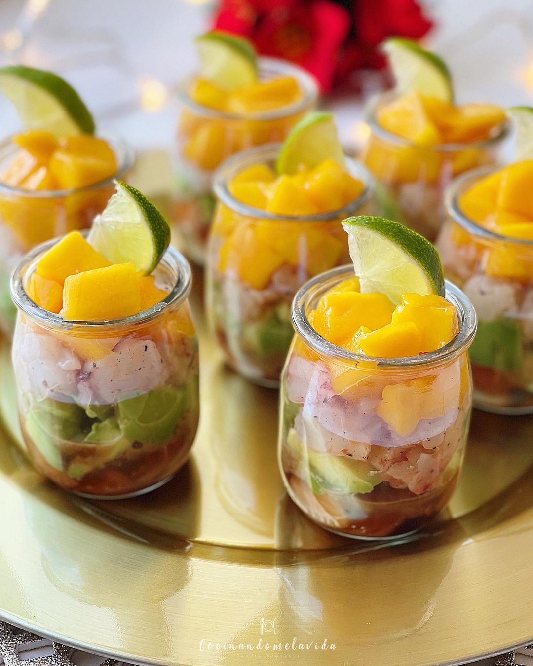 TARTAR DE SALMÓN Y GAMBONES EN VASO