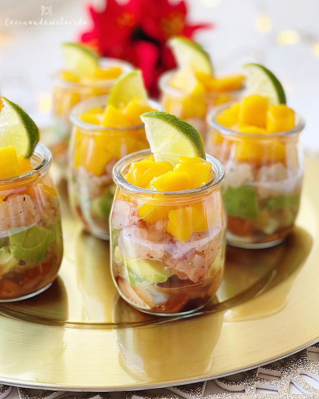 TARTAR DE SALMÓN Y GAMBONES EN VASO