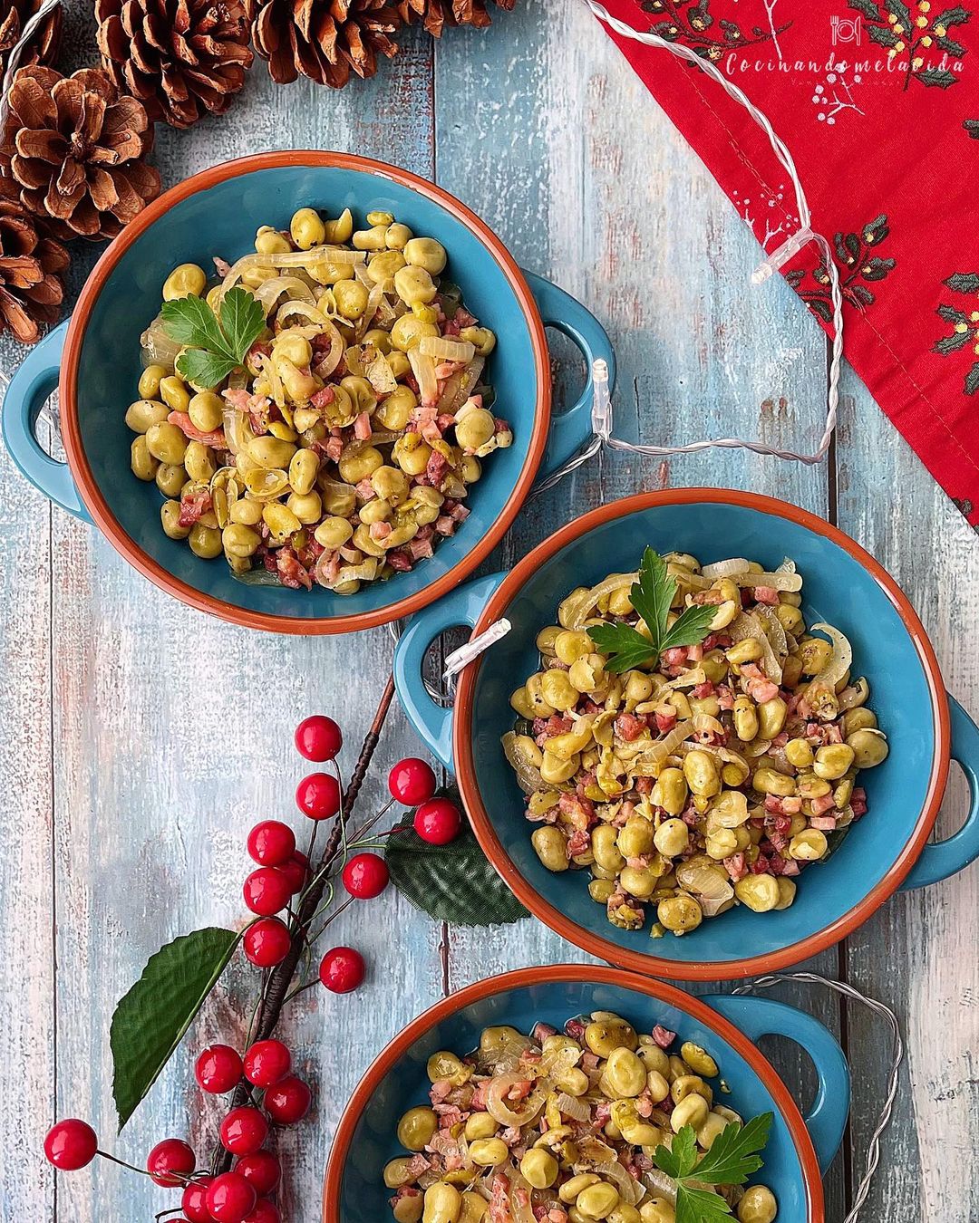 HABITAS CON CEBOLLA Y JAMÓN
