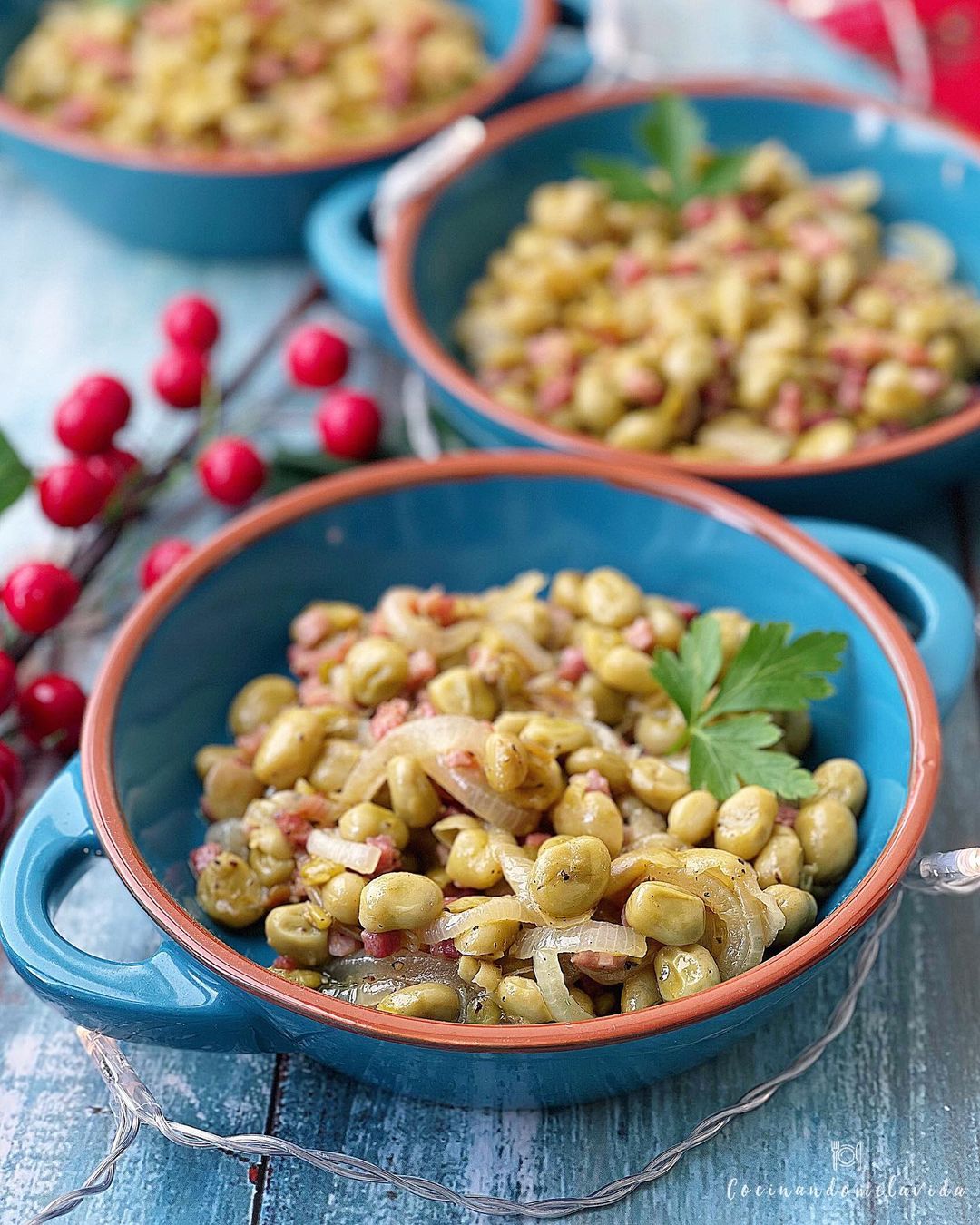 HABITAS CON CEBOLLA Y JAMÓN