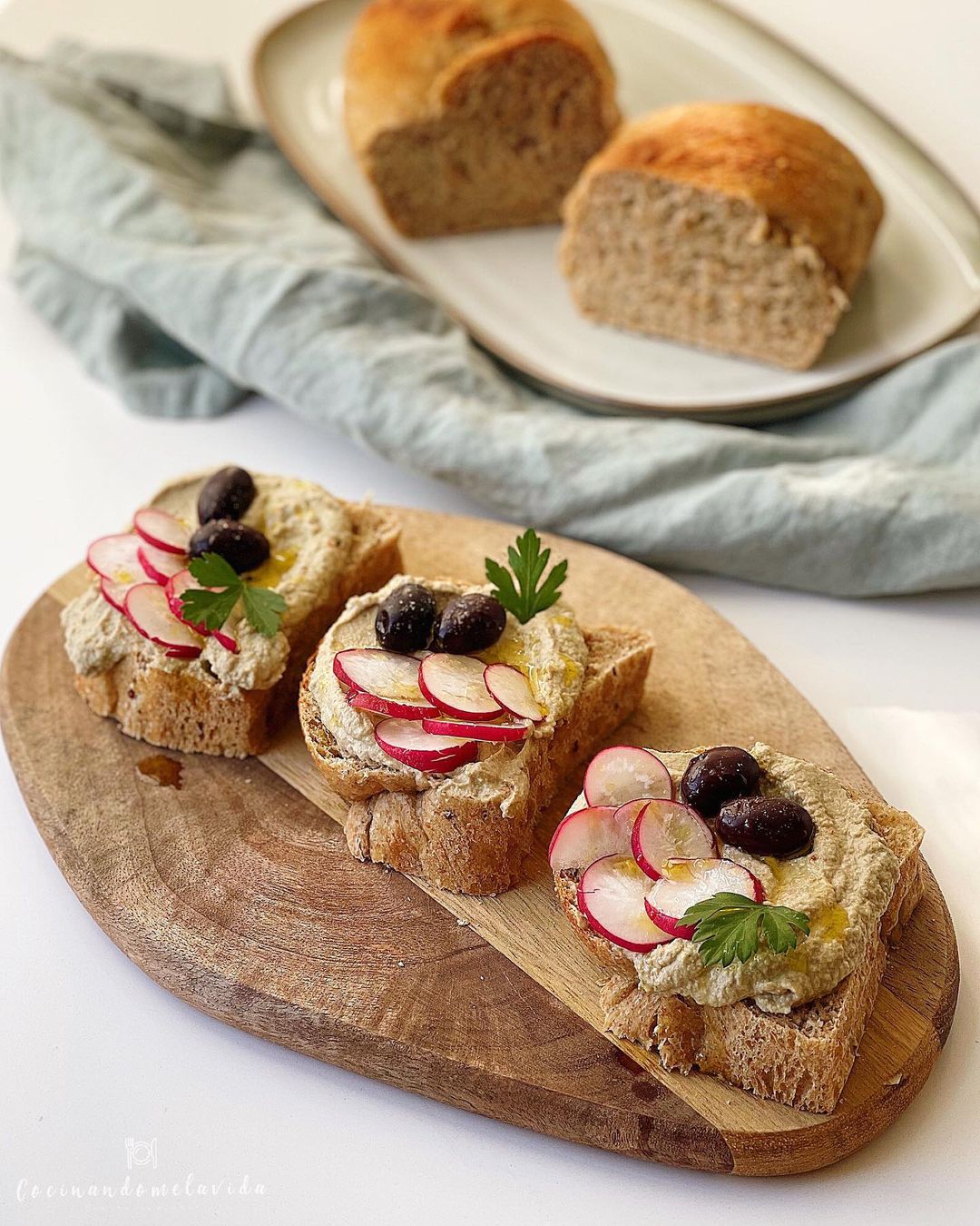 montaditos de pan de quinoa con babaganoush